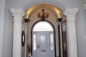 Colonne décorative ronde rainurée avec chapiteau