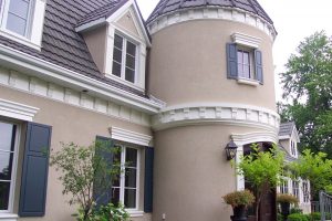 Moulure ceinturant une tourelle