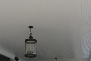 Dessous de balcon recouvert de lambris de PVC