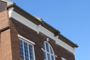 Corniche réalisée avec une moulure et des blocs