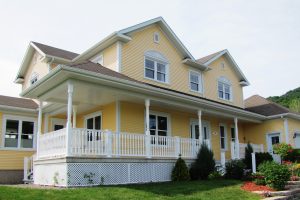 Système de rampe en PVC et poteaux coloniaux