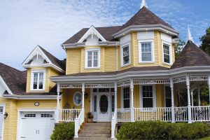 Maison de type victorien décorée avec plusieurs produits Camémat