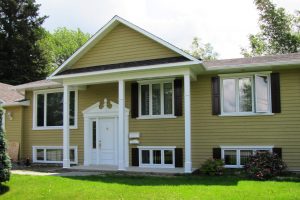 Contours de portes et fenêtres, colonnes et fronton fait de polyuréthane et PVC sans entretien