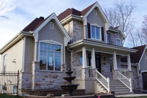 Rampes et colonnes de PVC peintes en usine