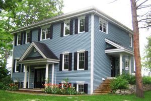 Linteaux de fenêtres blancs et volets noirs