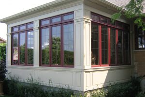 Solarium composé de moulures, planches et panneaux à caissons