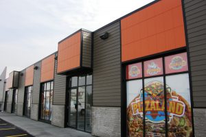 Panneaux oranges faits de feuilles de PVC et conçus en usine